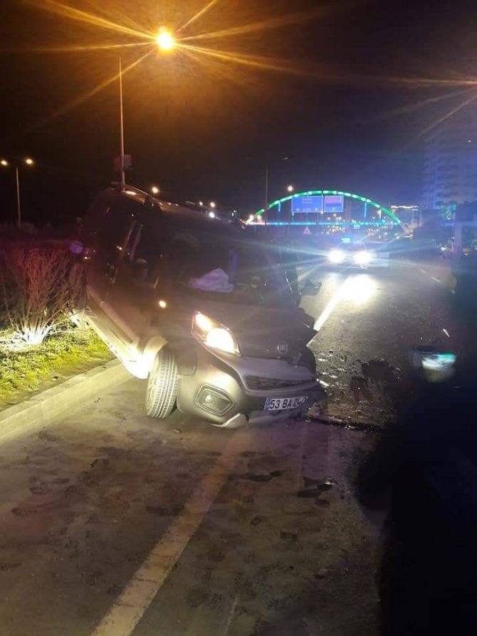 Rize'de Kamyonetle otomobil çarpıştı: 3 yaralı