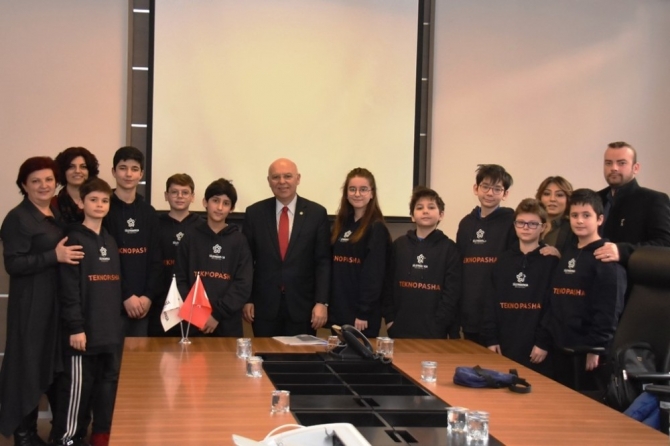 Kod Akademisi öğrencileri yeni projelerini Başkan Eşkinat’a tanıttı