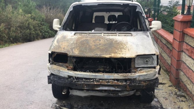 Sultanbeyli'de Park halindeki minibüs alev alev yandı