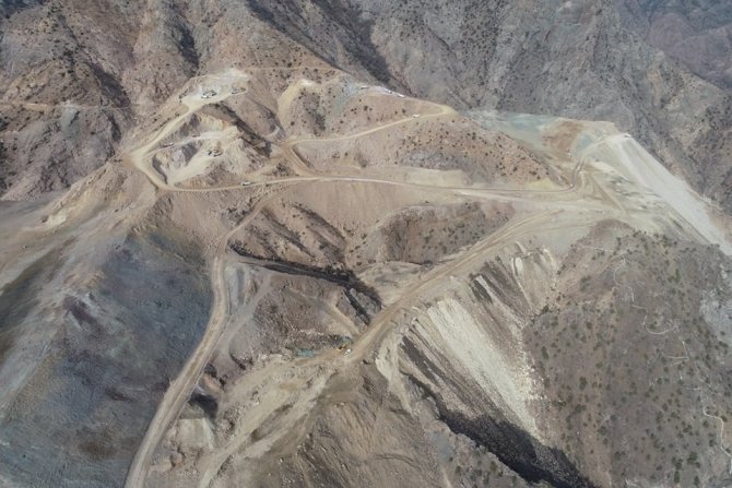 Yusufeli Barajı inşaatı ile Yusufeli ilçesi yeni yerleşim yeri alt yapı çalışmaları devam ediyor