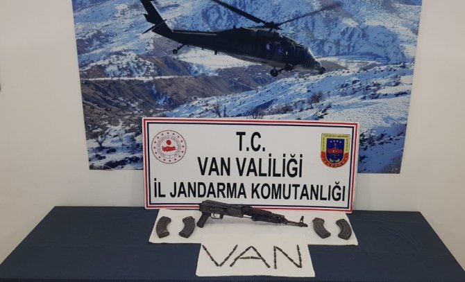 PKK/KCK’ya ait sığınakta Kalaşnikof piyade tüfeği ile yaşam malzemesi ele geçirildi