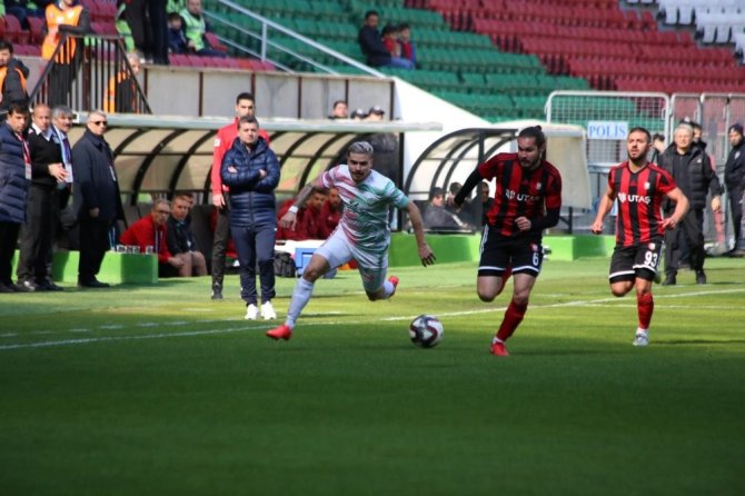 Amed Sportif Faaliyetler, Utaş Uşakspor'u kendi sahasında 2-1 mağlup etti