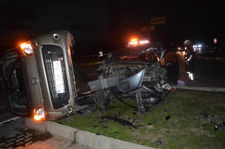AYDIN'ın Çine ilçesinde, iki otomobilin çarpışması sonucu 8 kişi hafifi yaralandı