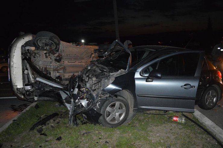 AYDIN'ın Çine ilçesinde, iki otomobilin çarpışması sonucu 8 kişi hafifi yaralandı