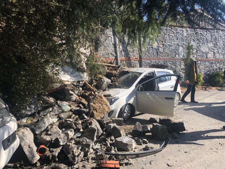 Beykoz'da istinat duvarı araçların üzerine çöktü, iki araç duvarın altında kaldı
