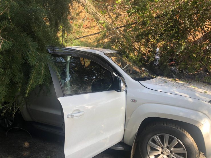 Beykoz'da istinat duvarı araçların üzerine çöktü, iki araç duvarın altında kaldı