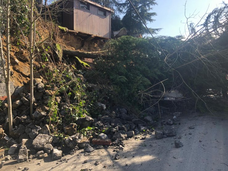 Beykoz'da istinat duvarı araçların üzerine çöktü, iki araç duvarın altında kaldı
