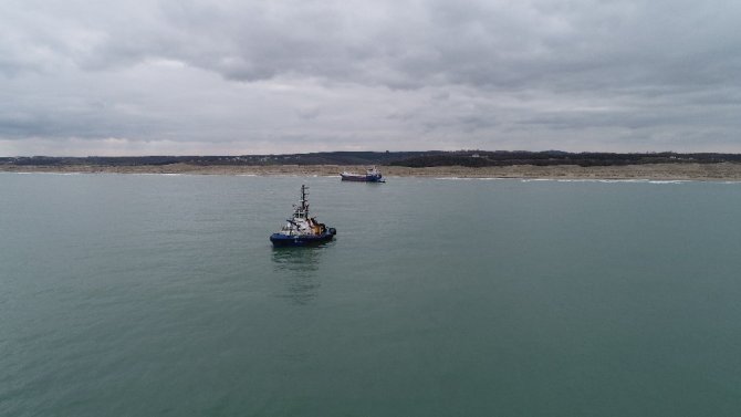 Kocaeli'nin Kandıra ilçesinde Karaya oturan gemiyi kurtarma çalışmaları başladı