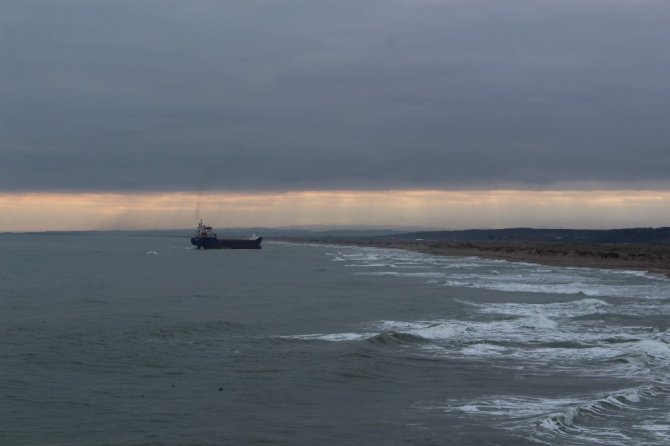 Kocaeli'nin Kandıra ilçesinde Karaya oturan gemiyi kurtarma çalışmaları başladı