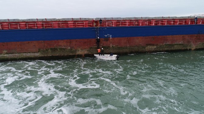 Kocaeli'nin Kandıra ilçesinde Karaya oturan gemiyi kurtarma çalışmaları başladı