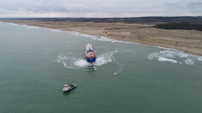 Kocaeli'nin Kandıra ilçesinde Karaya oturan gemiyi kurtarma çalışmaları başladı