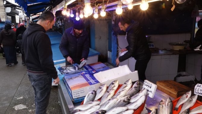 Trabzon'da balık avının sonu yaklaştıkça balık tezgahları boş kalmaya başladı.