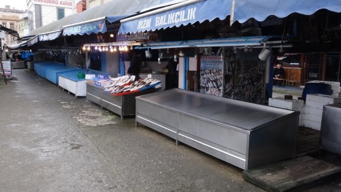 Trabzon'da balık avının sonu yaklaştıkça balık tezgahları boş kalmaya başladı.