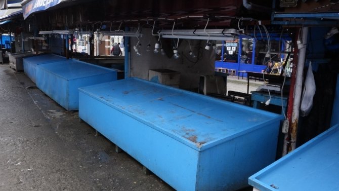 Trabzon'da balık avının sonu yaklaştıkça balık tezgahları boş kalmaya başladı.