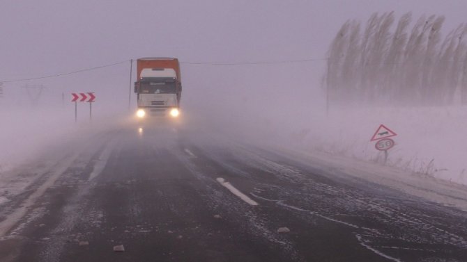 Ardahan’da ulaşıma kar ve tipi engeli "Ardahan-Göle karayolları ulaşıma kapandı."