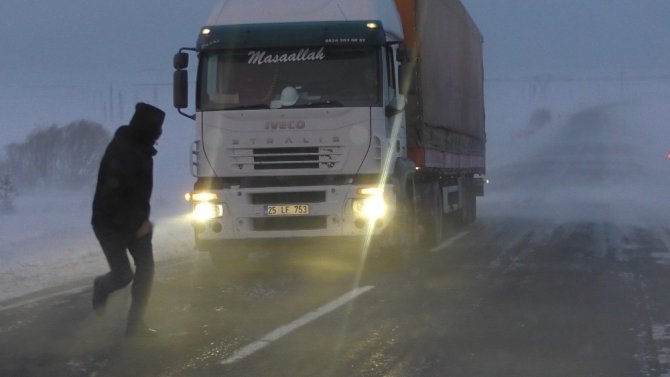 Ardahan’da ulaşıma kar ve tipi engeli "Ardahan-Göle karayolları ulaşıma kapandı."