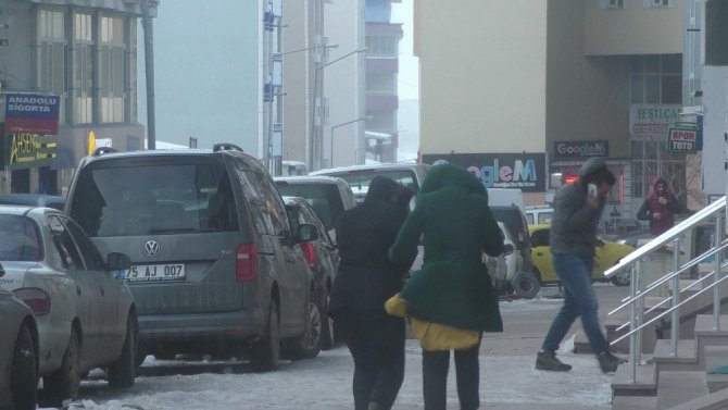 Ardahan’da ulaşıma kar ve tipi engeli "Ardahan-Göle karayolları ulaşıma kapandı."