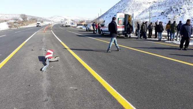 Bingöl'de bir otomobilin şarampole uçması sonucu meydana gelen kazada, 2 kişi yaralandı.
