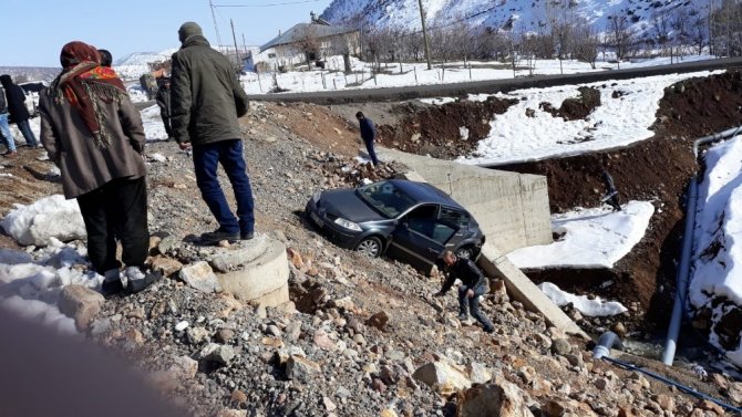 Bingöl'de bir otomobilin şarampole uçması sonucu meydana gelen kazada, 2 kişi yaralandı.