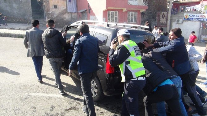 Diyarbakır'da üç aracın karıştığı zincirleme trafik kazasında 2 kişi yaralandı.
