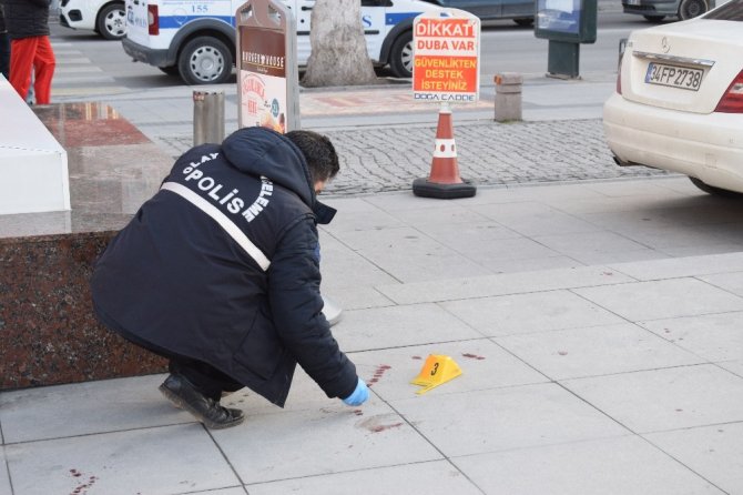 Malatya'da çıkan tartışmanın kavgaya dönüşmesi ile 2 kişi bıçakla yaralandı