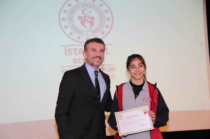 Ahmet Katırcı ve Beykoz Belediye Başkanı Yücel Çelikbilek, genç sporculara ödüllerini verdi