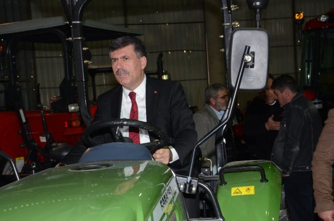 Balıkesir'in Kepsut ilçesinde düzenlenen Balıkesir Tarım Fuarı törenle açıldı.