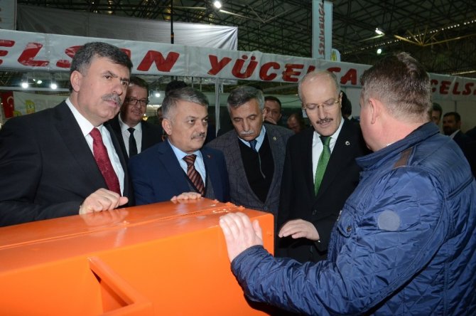 Balıkesir'in Kepsut ilçesinde düzenlenen Balıkesir Tarım Fuarı törenle açıldı.