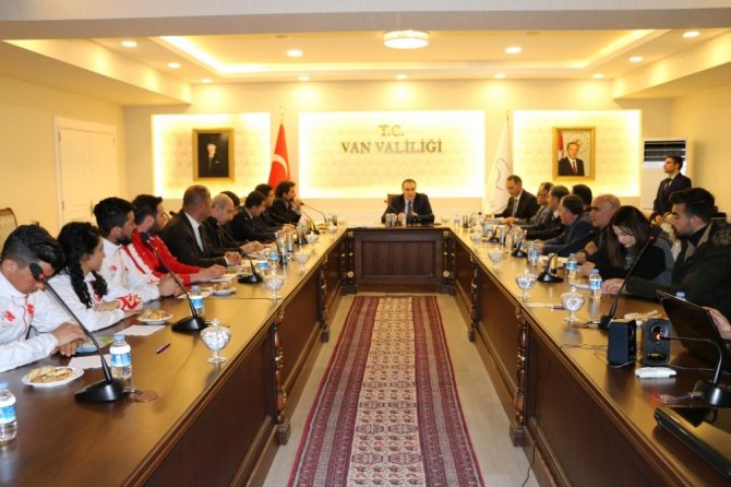 Van’da ‘Genç Ağaçlar Kök Salıyor’ projesinde başarılı olanlara ödül verildi