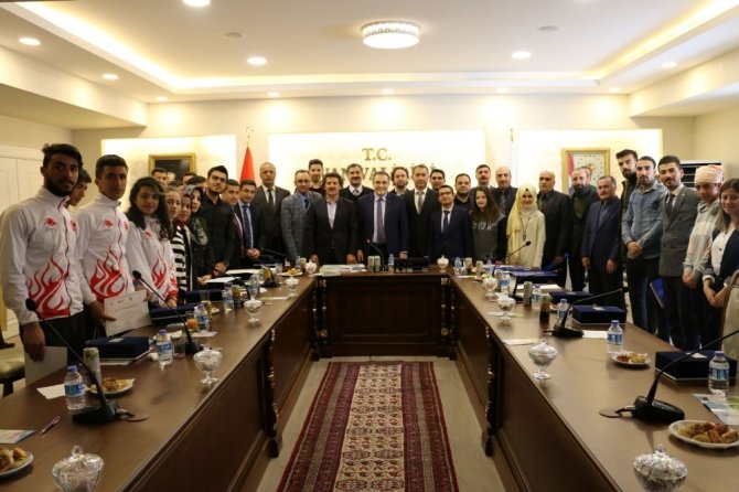 Van’da ‘Genç Ağaçlar Kök Salıyor’ projesinde başarılı olanlara ödül verildi