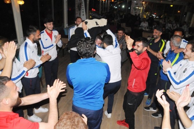 Cizrespor'da yönetim, teknik heyet ve futbolcular moral gecesinde bir araya geldi.