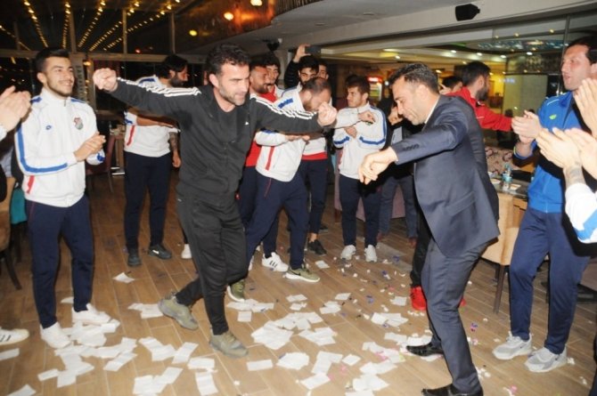 Cizrespor'da yönetim, teknik heyet ve futbolcular moral gecesinde bir araya geldi.