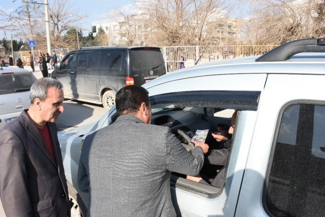 Nusaybin'de farkındalık programı "Yaya geçidinde halay çektiler"