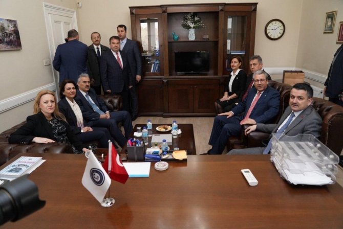 Tarım ve Orman Bakanı Bekir Pakdemirli, üniversitede ders vermeye başladı