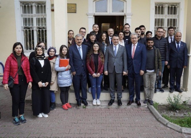 Tarım ve Orman Bakanı Bekir Pakdemirli, üniversitede ders vermeye başladı