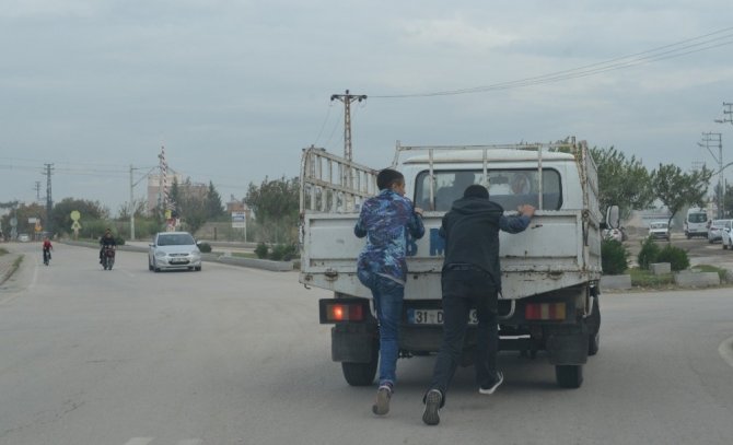 Adana'da Kamyonet kasasında tehlikeli yolculuk