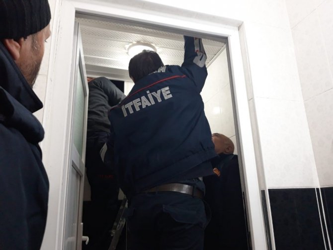 Adıyaman'da Havalandırma boşluğunda mahsur kalan güvercin kurtarıldı