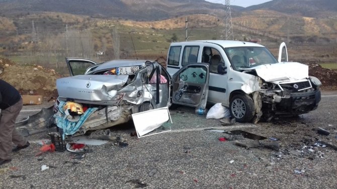 Adıyaman'da Otomobil ile hafif ticari araç çarpıştı: 3 yaralı
