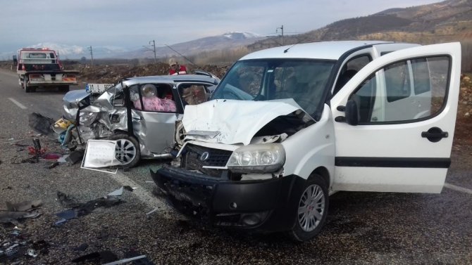 Adıyaman'da Otomobil ile hafif ticari araç çarpıştı: 3 yaralı