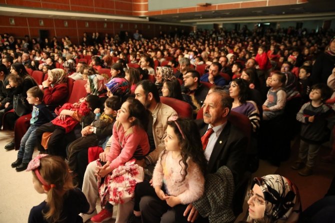 Büyükşehir Belediyesi, 7'den 70'e her kesime hitap eden kültür sanat etkinliklerine devam ediyor.
