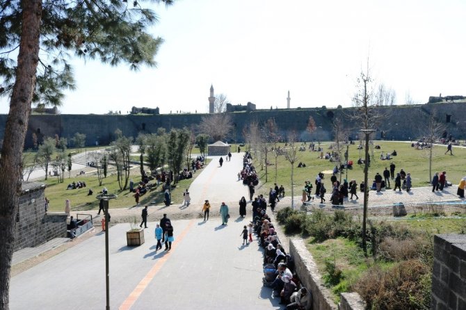 Diyarbakır’da güneşi gören vatandaşlar parka koştu