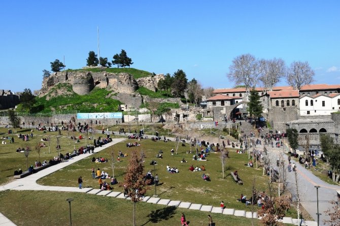 Diyarbakır’da güneşi gören vatandaşlar parka koştu