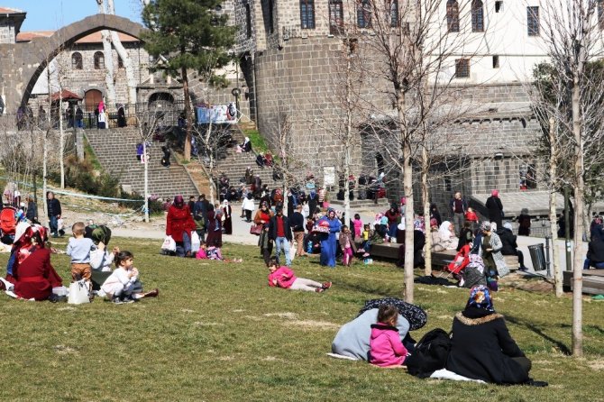 Diyarbakır’da güneşi gören vatandaşlar parka koştu