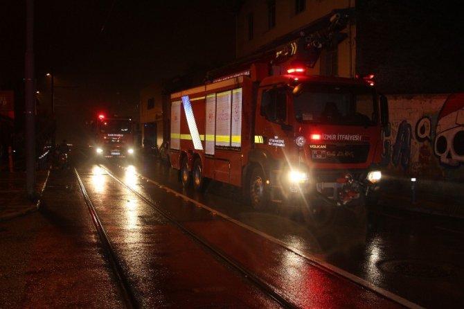 İzmir'in Konak ilçesinde bulunan bir malzeme deposunda yangın çıktı