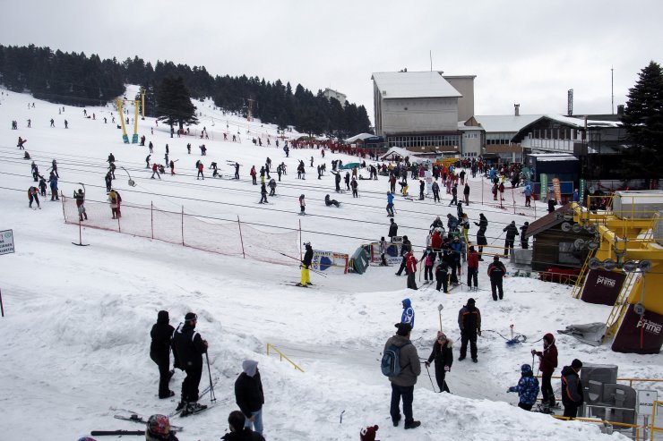 KIŞ turizminin gözde merkezlerinden Uludağ, hafta sonu tatilci akınına uğradı.