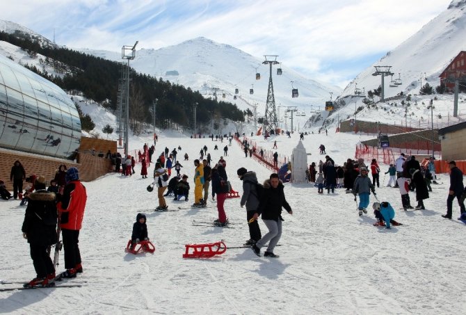 Palandöken’de hafta sonu yoğunluğu devam ediyor