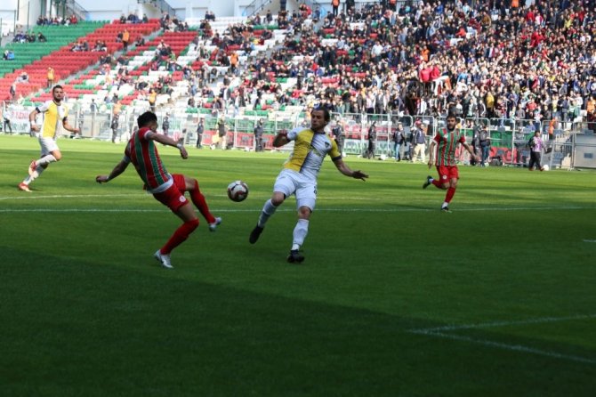 TFF 3. Lig 3. Grup takımlarından Diyarbekirspor, sahasında Bucaspor ile 1-1 berabere kaldı.