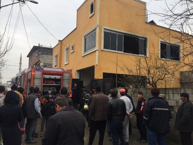 Kahramanmaraş'ta bir evin 2. katında çıkan yangın paniğe neden oldu