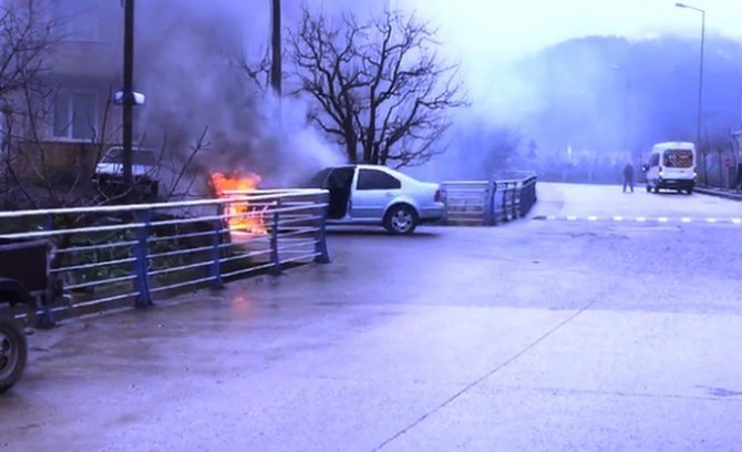 Kocaeli'nin Gölcük ilçesinde Seyir halindeki otomobil alev alev yandı