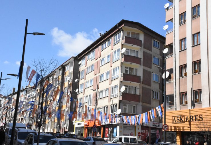 SİVAS'ta 6 katlı binanın çatısında tehlikeli çalışma